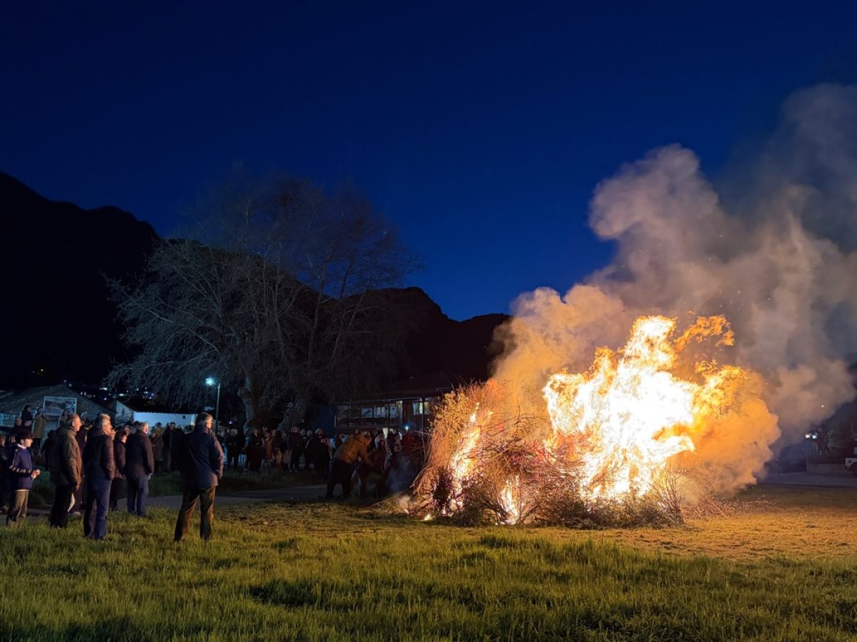 Στην Διάβα Καλαμπάκας – Τηρήθηκε το έθιμο της φωτιάς και της λαμπαδοφορίας