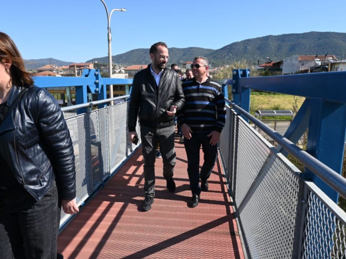 Στην πεζογέφυρα Νεάπολης ο Περιφερειάρχης-χρησιμοποιείται πλέον με ασφάλεια!