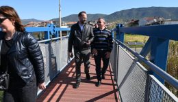 stin-pezogefira-neapolis-o-periferiarchis-chrisimopiite