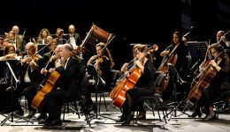 stin-sinavlia-gineka-sto-theatro-1