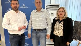 stin-teliki-efthia-tris