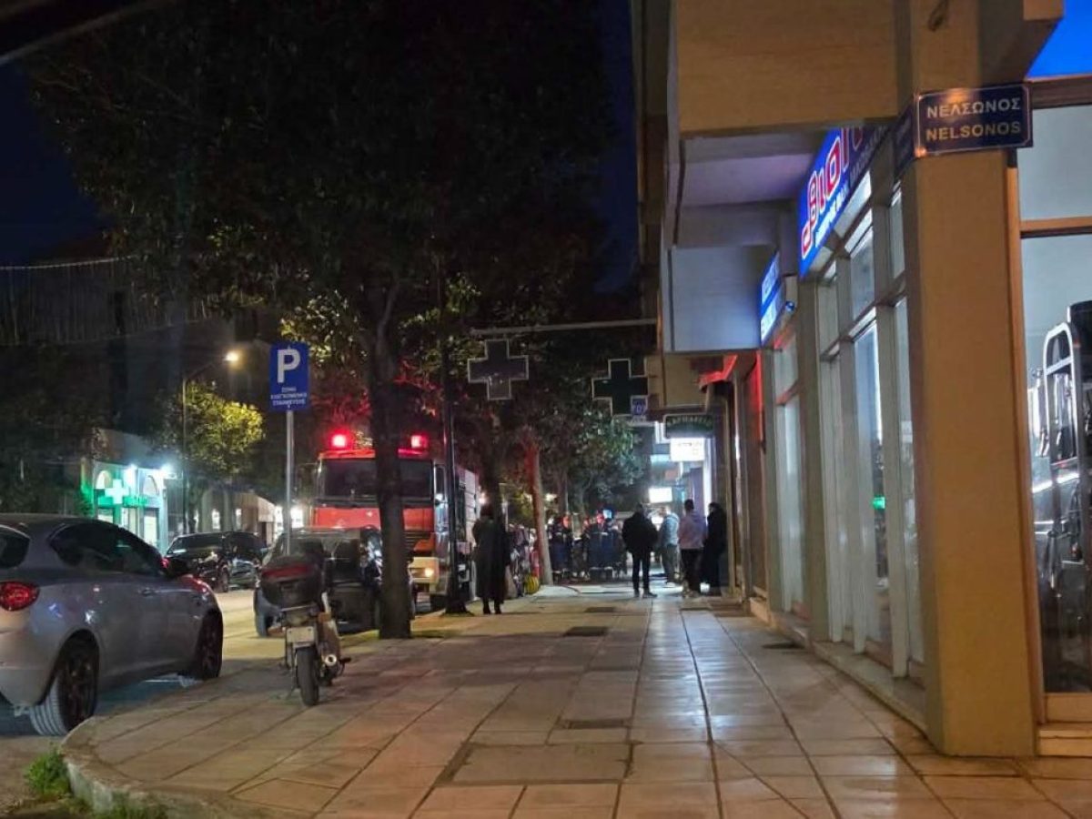 Στις φλόγες γνωστό Τουριστικό Γραφείο στο κέντρο των Τρίκαλων – Μεγάλες ζημιές παρά την άμεση επέμβαση της Πυροσβεστικής