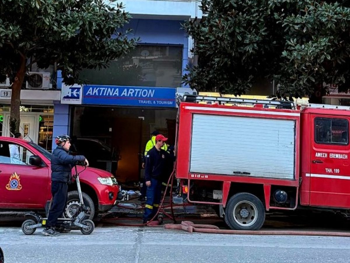 Στις φλόγες τουριστικό γραφείο στο κέντρο των Τρικάλων (φώτο)