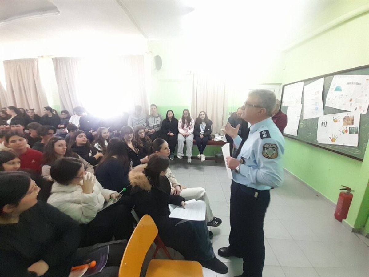 Στο 6ο Γενικό Λύκειο Αγρινίου ο Υπαστυνόμος Δημήτρης Ρούσης με πρακτική ενημέρωση για τον ΚΟΚ