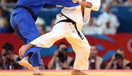 sto-klisto-gimnastirio-lavriou-ta-1