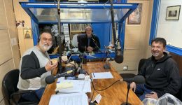 sto-mikrofono-tou-radio-stagon