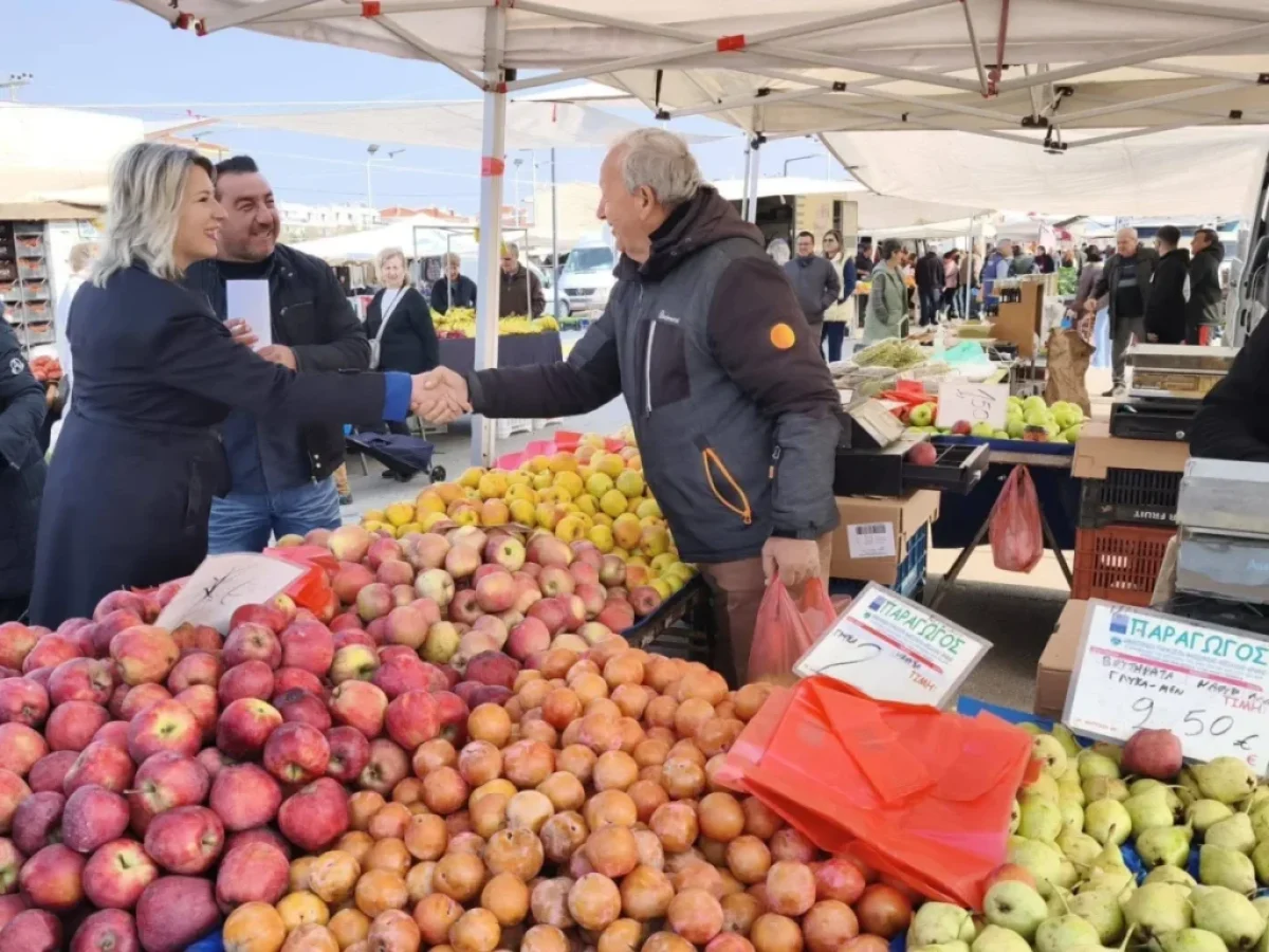 Στο πλευρό των ανθρώπων της αγοράς: Επίσκεψη της Κατερίνας Ζωγράφου στη λαϊκή των Νέων Μουδανιών