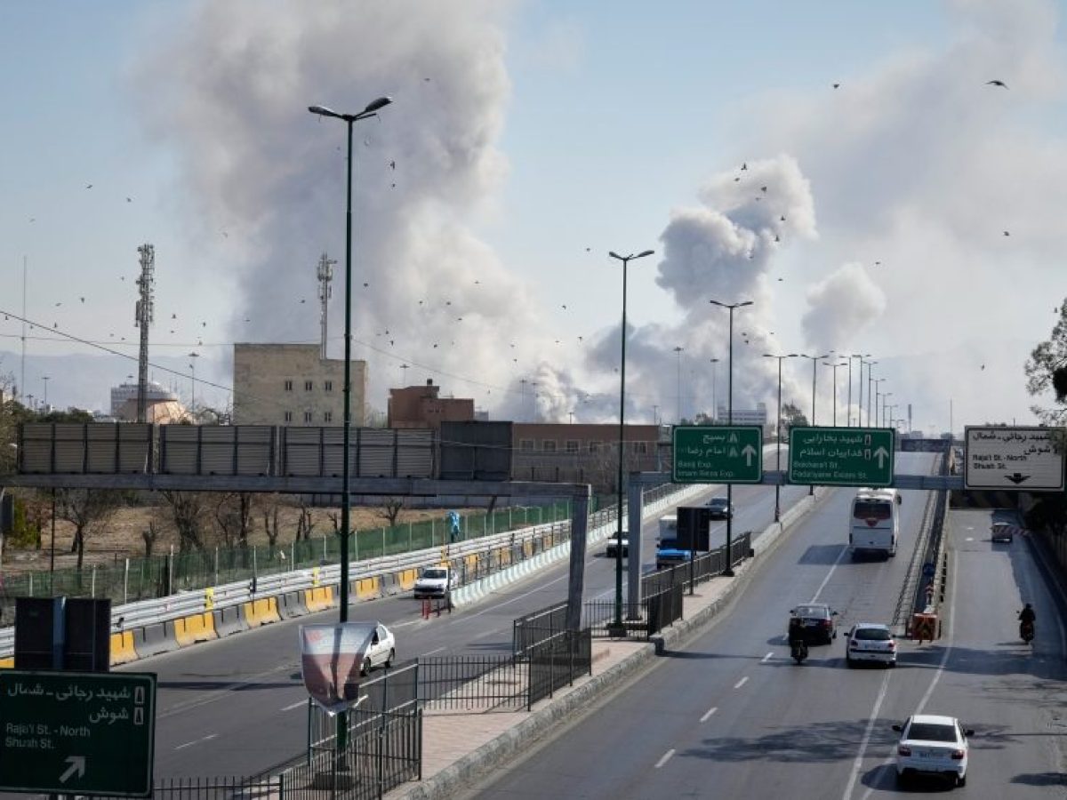 Τα ΗΑΕ αναχαιτίζουν πυραύλους και drones – Ακούστηκαν εκρήξεις κοντά στο αεροδρόμιο του Άμπου Ντάμπι