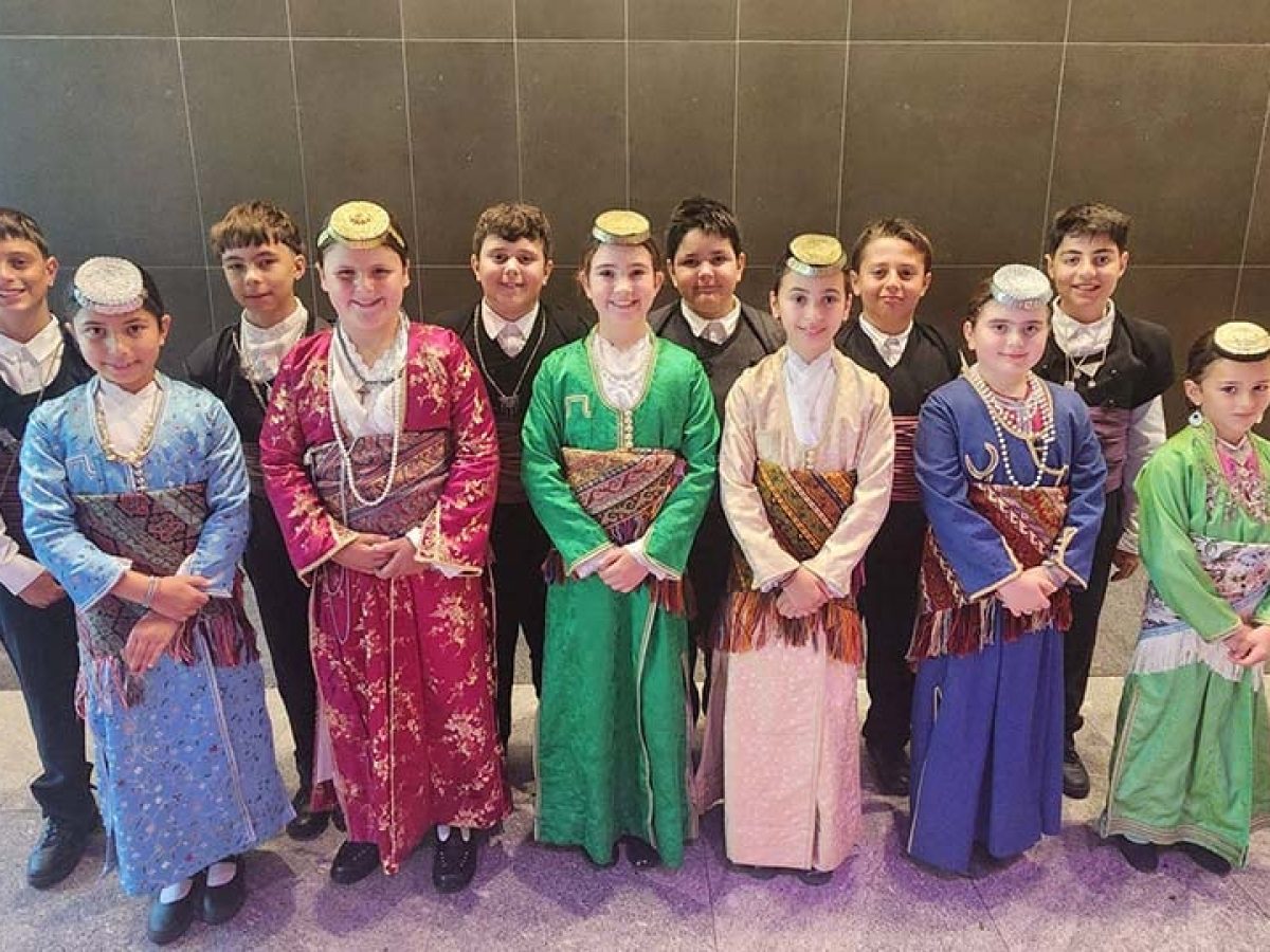 Τα ποντιόπουλα της Μελβούρνης πριν από τη σκηνή: Τα παρασκήνια δείχνουν το μέλλον της παράδοσης