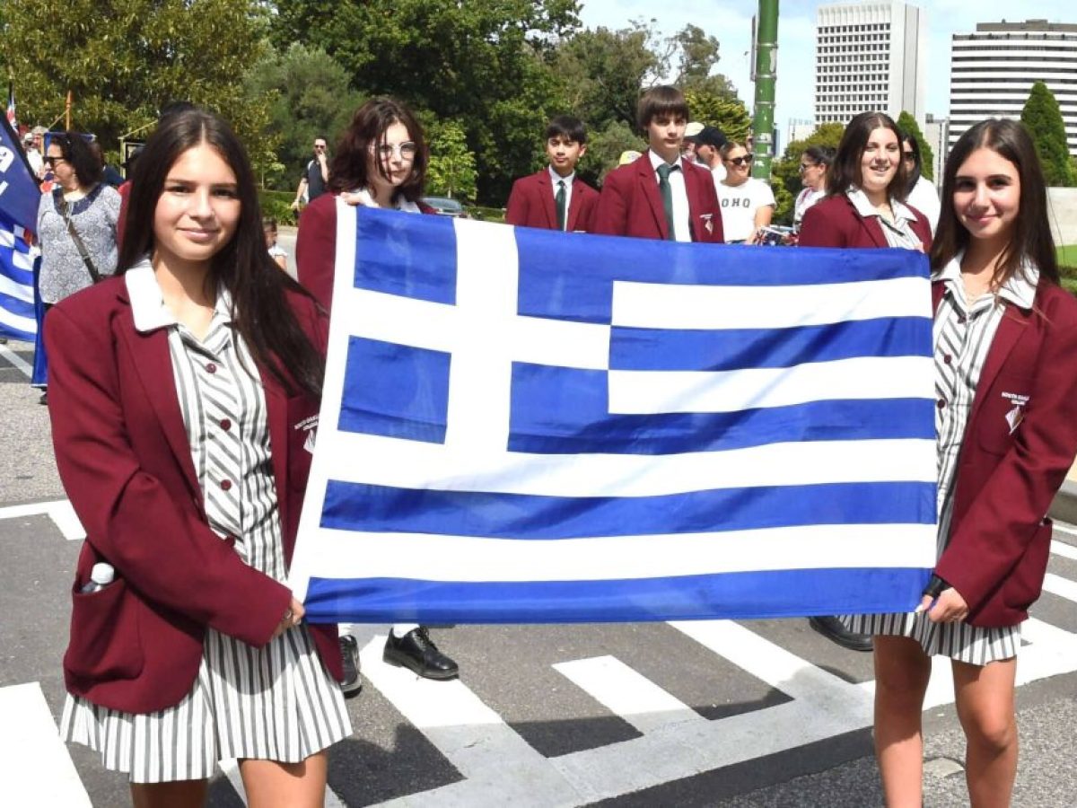 Ταλαιπωρία στην παρέλαση λόγω καθυστερημένης άφιξης επισήμων, ομιλιών και… ζέστης!