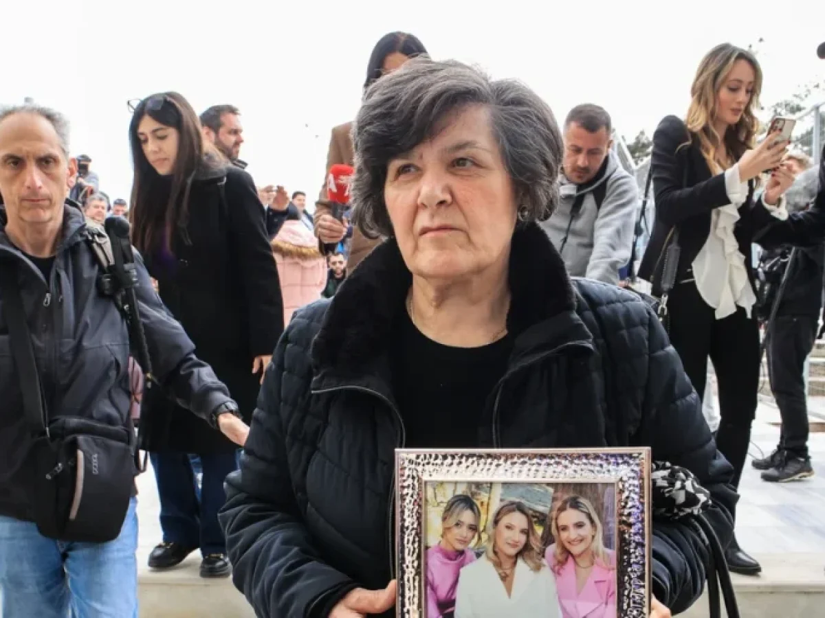 Τέμπη: Συγκλόνισε η γιαγιά της οικογένειας Πλακιά – Στο δικαστήριο με κορνίζα των τριών κοριτσιών