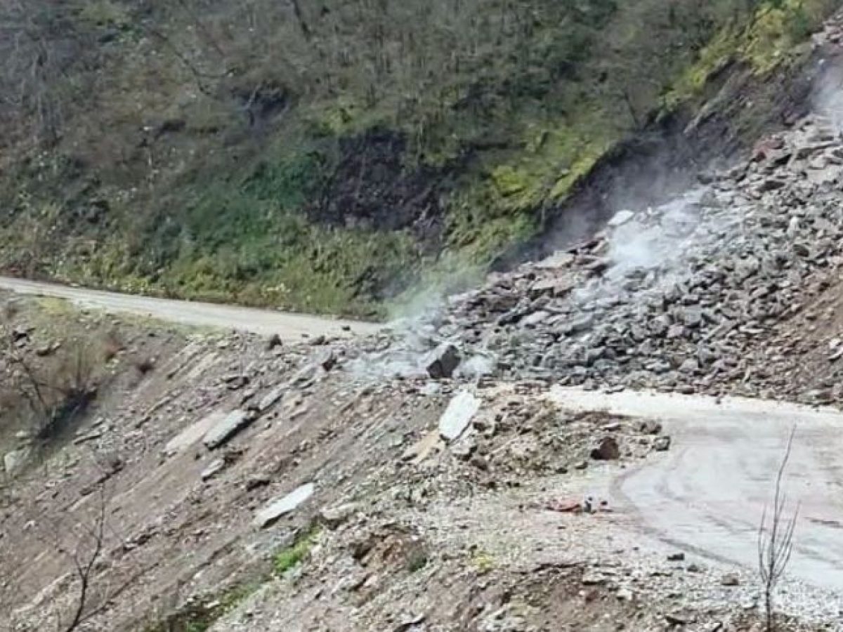 Τεράστια πτώση βράχων δύο χιλιόμετρα έξω από το Ανθηρό – Σε εξέλιξη το φαινόμενο