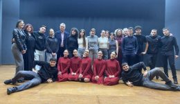 theatriki-parastasi-Αlexandros-papadiamantis-skies