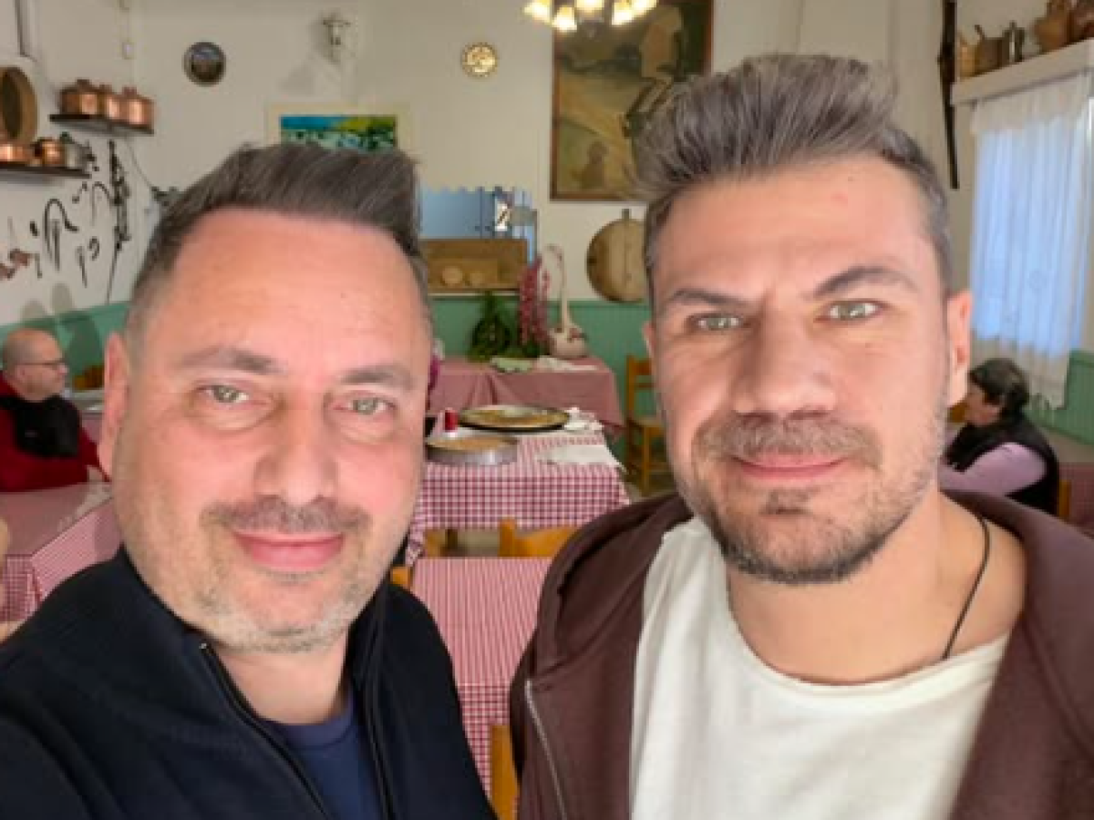 Θέρμο: Ο Άκης Πετρετζίκης έφτιαξε φρυγαδέλι και κοκορέτσι στη Μυρτιά