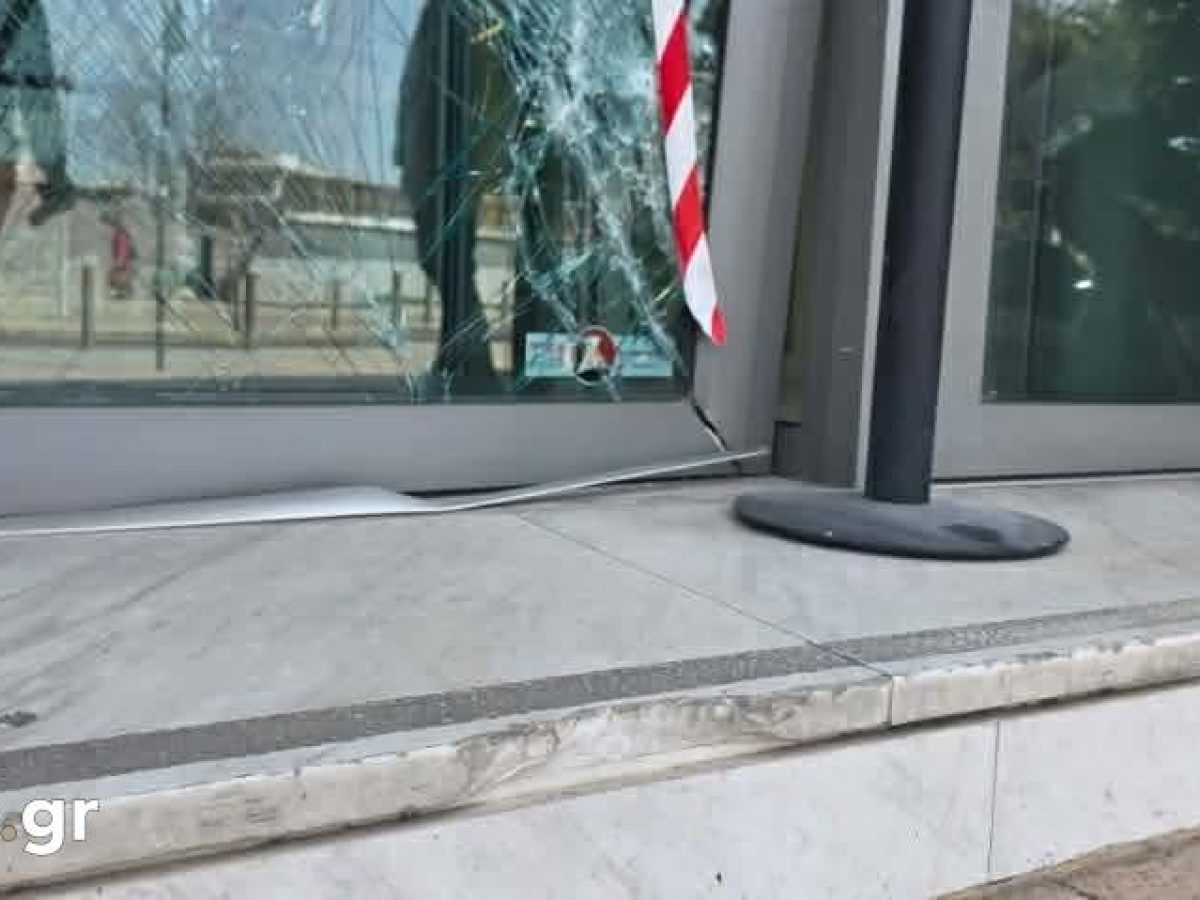 Θεσσαλονίκη: «Mου… γύρισε το μυαλό», είπε ο 80χρονος που έριξε το όχημά του πάνω σε τζαμαρία τράπεζας