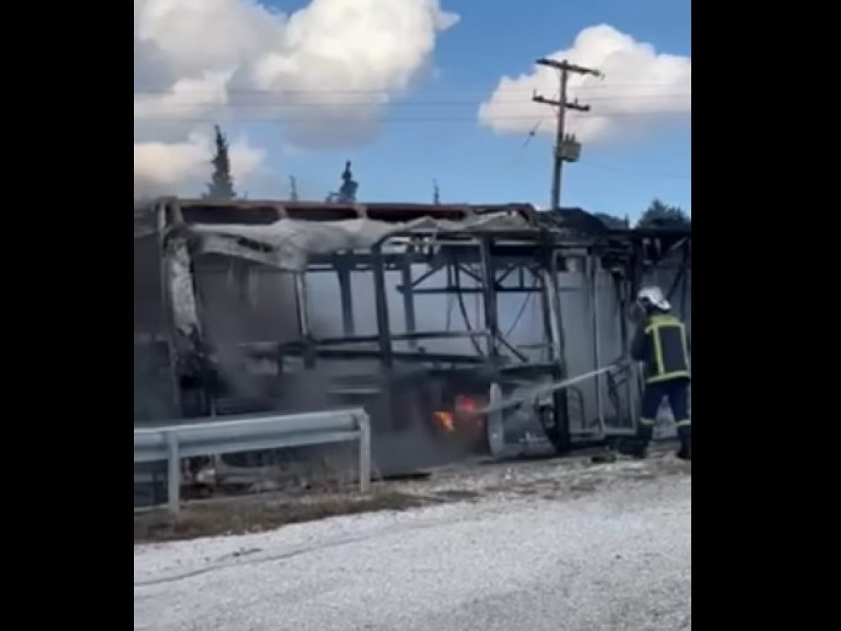 Θεσσαλονίκη: Έγκαιρα απομακρύνθηκαν επιβάτες λεωφορείου του ΚΤΕΛ, στο οποίο ξέσπασε πυρκαγιά