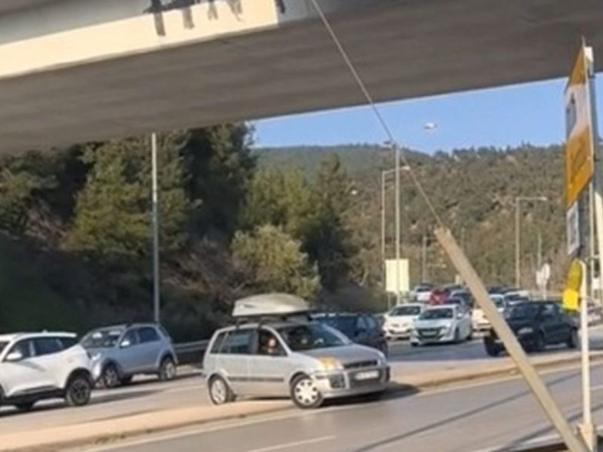 Θεσσαλονίκη: Οδηγός «καβάλησε» νησίδα για να αλλάξει ρεύμα στον Περιφερειακό (ΒΙΝΤΕΟ)