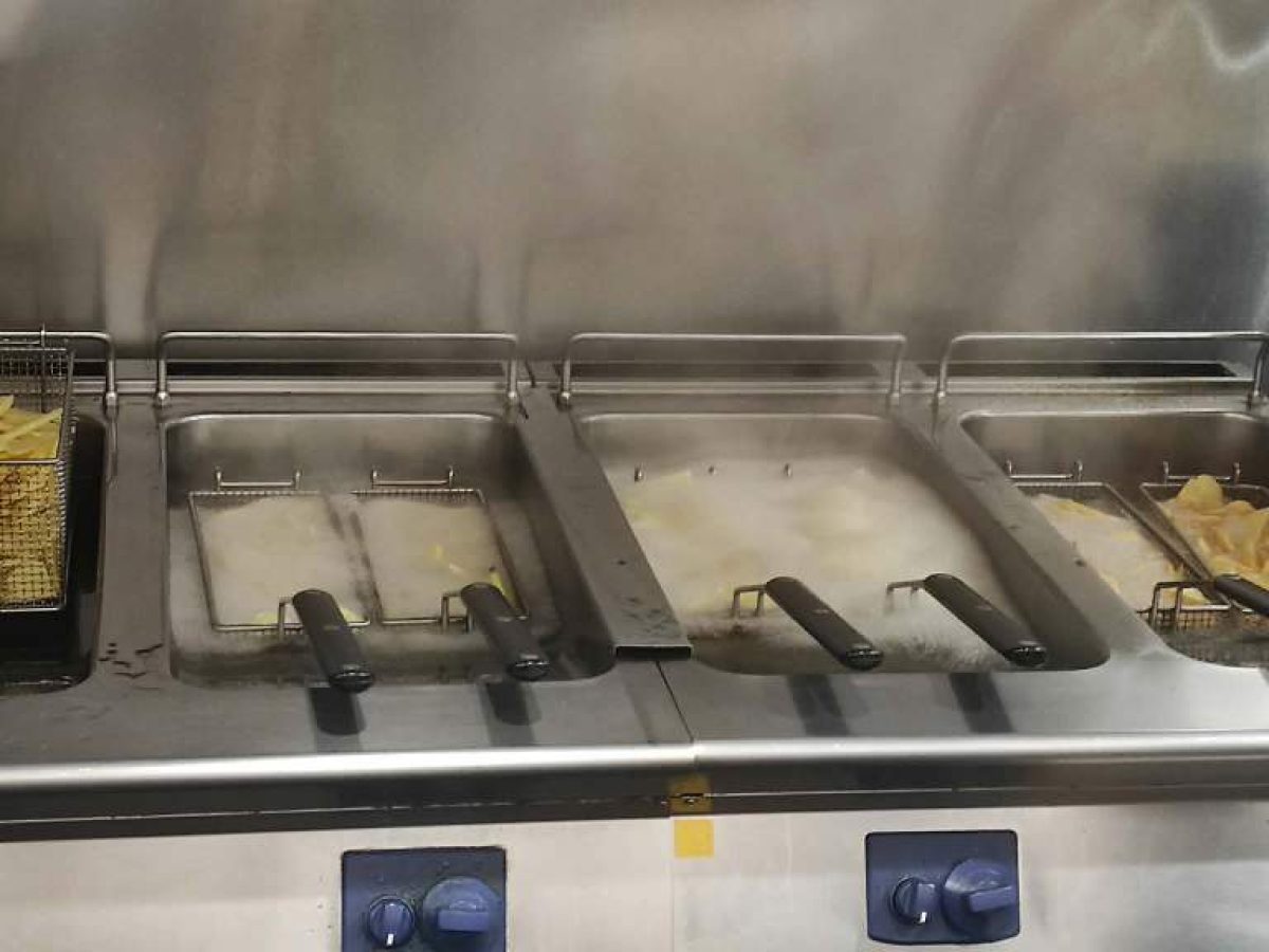 Θεσσαλονίκη: Ουρές από νωρίς το πρωί για τον παραδοσιακό μπακαλιάρο (ΒΙΝΤΕΟ)