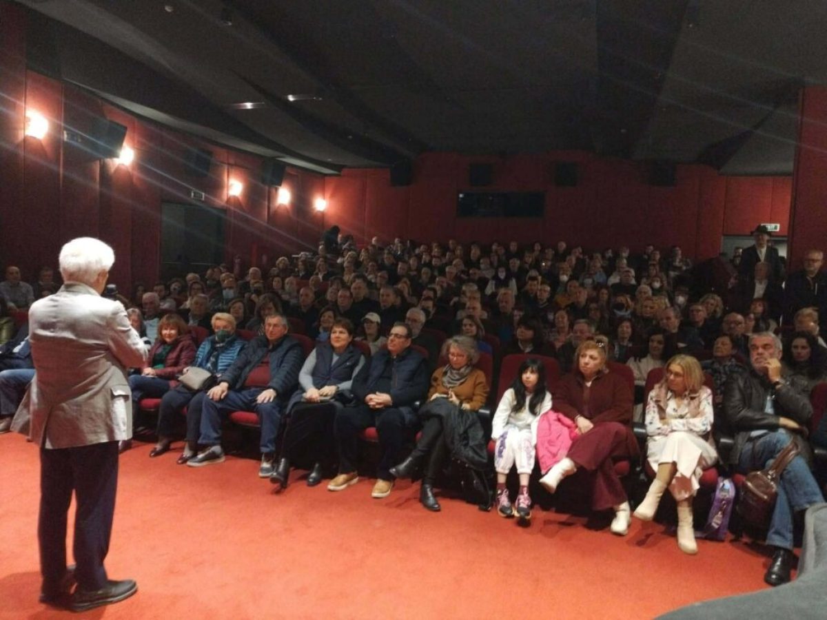 “Θυσία”: Κατάμεστη από κόσμο η αίθουσα για την προβολή της ταινίας του Μπάμπη Τσόκα