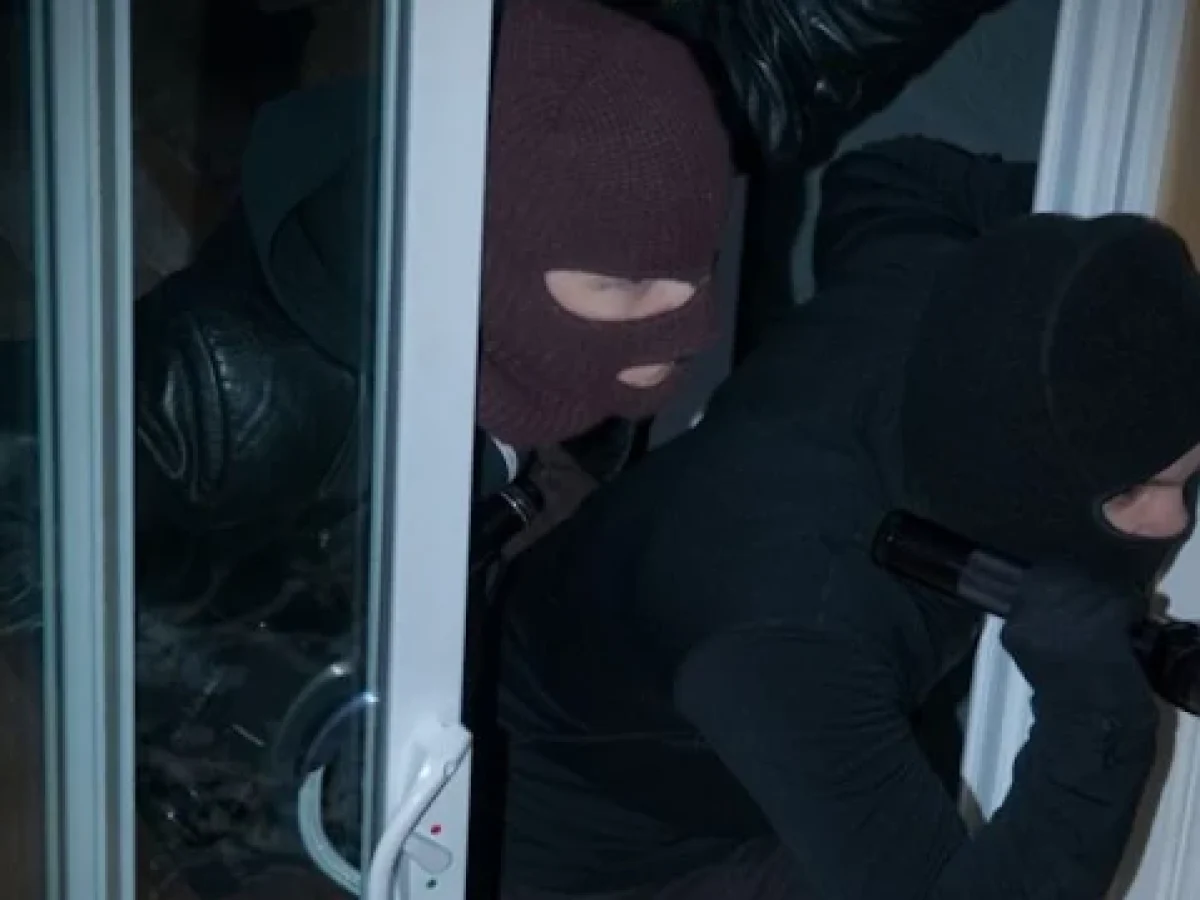 Θρασύτατη απόπειρα διάρρηξης από κουκουλοφόρους σε σπίτι στην Εύβοια