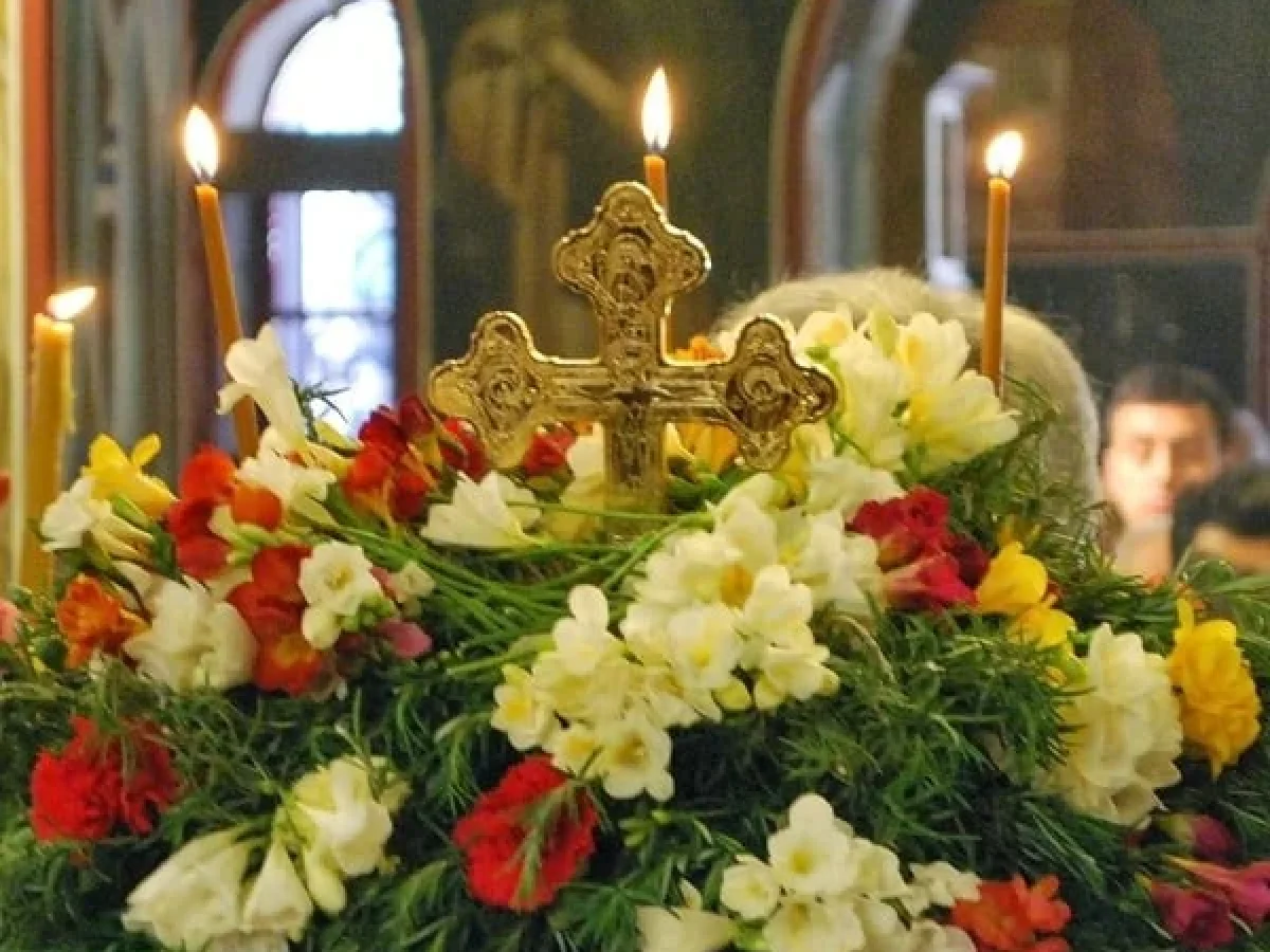 Της Σταυροπροσκυνήσεως αύριο: Γιατί μοιράζονται Σταυρολούλουδα – Τι τα κάνουμε;