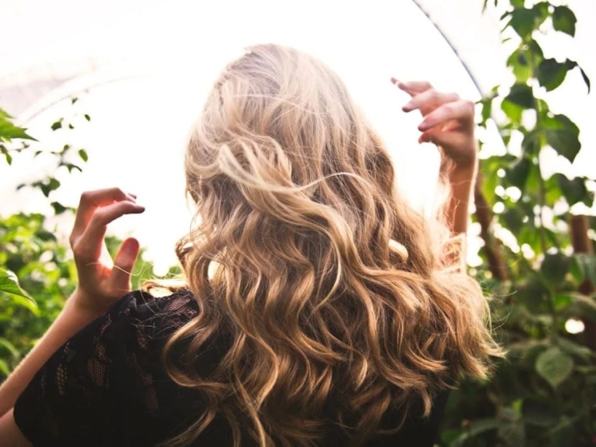 Το απόλυτο hair hack: Τα λάδια που «εκτοξεύουν» τη δύναμη του καστορέλαιου