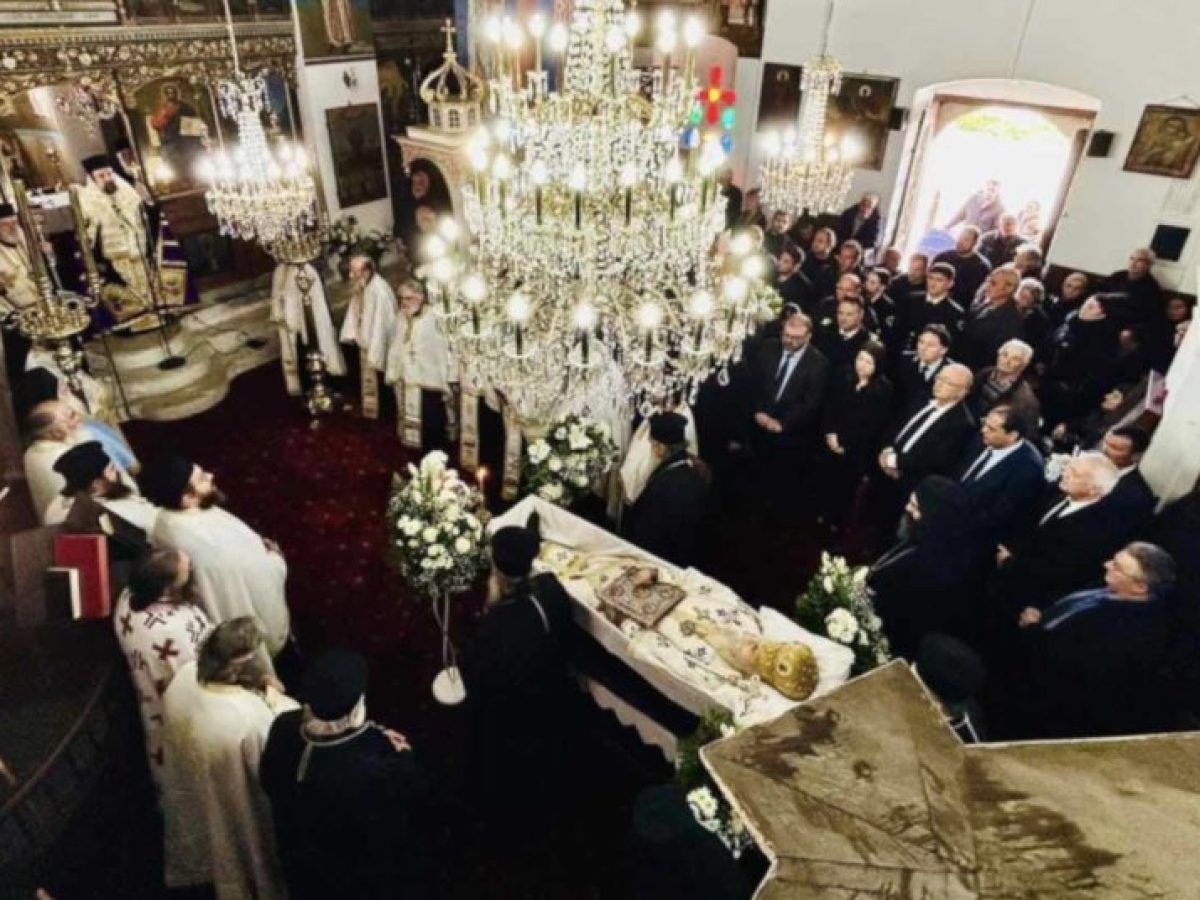 Το “ύστατο χαίρε” στον Μητροπολίτη πρώην Θήρας Επιφάνιο
