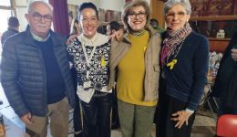 to-likio-ellinidon-agkaliase-tin-parea-2