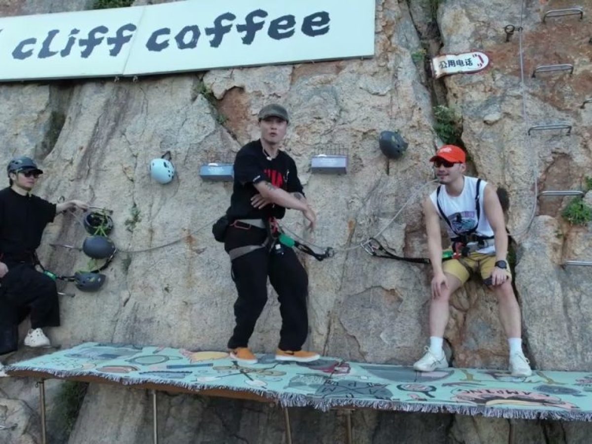 Το πιο «ακραίο» καφέ του κόσμου – Γαντζωμένο από βράχο 60 μέτρων