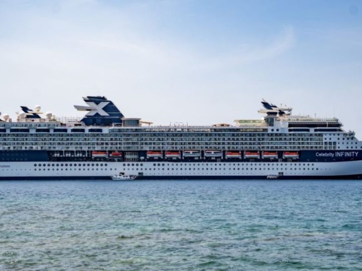 Το πολυτελές κρουαζιερόπλοιο Celebrity Infinity «έδεσε» ανοιχτά του Ναυπλίου