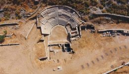to-theatro-tis-archeas-kartheas-1