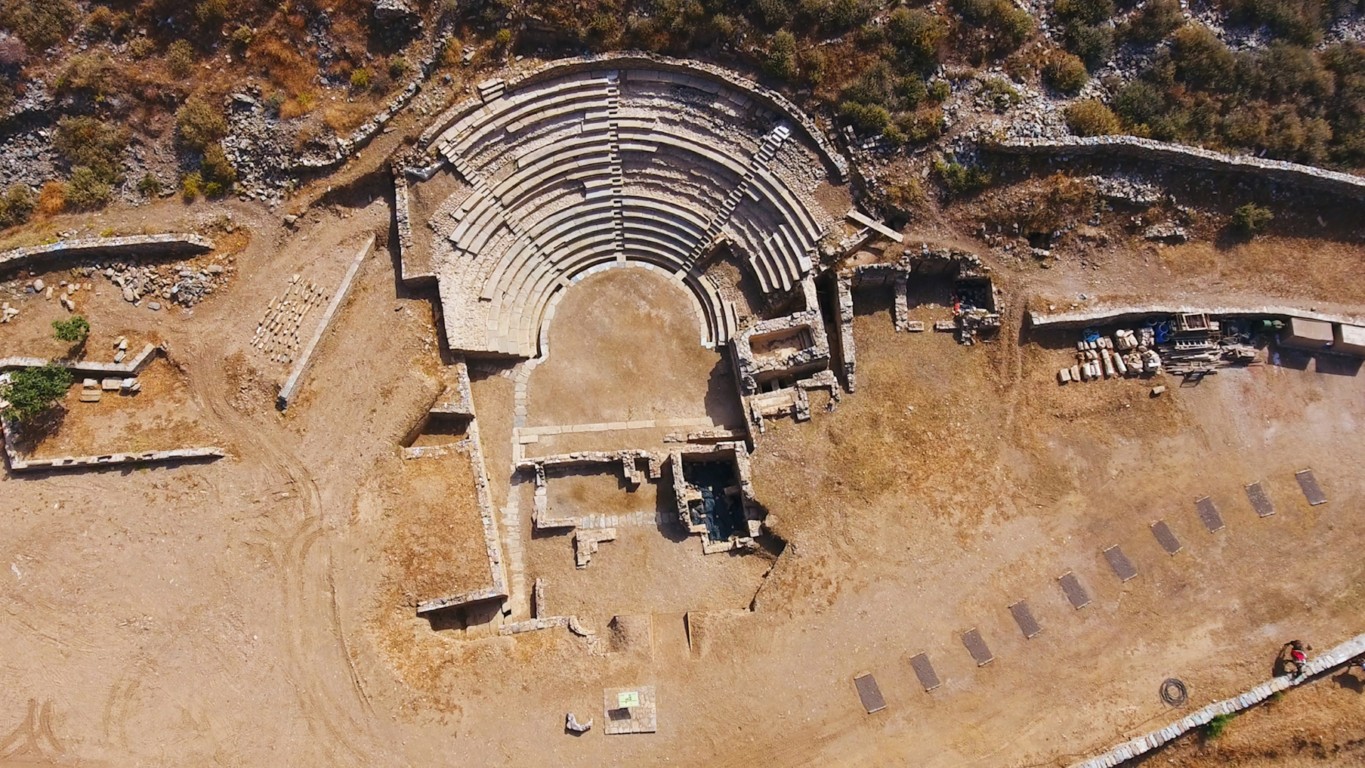 to-theatro-tis-archeas-kartheas