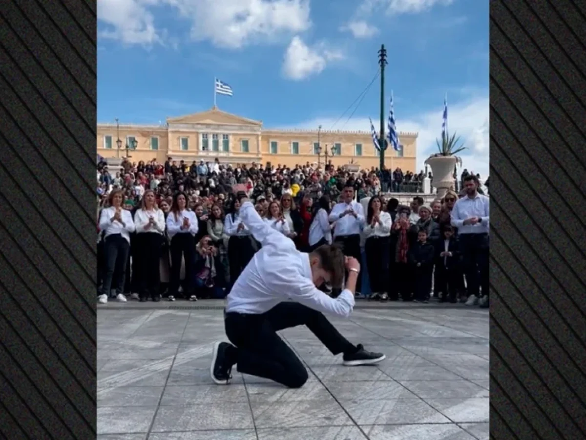Το ζεϊμπέκικο στην πλατεία Συντάγματος μετά την παρέλαση που έκανε 1 εκατ. προβολές, δείτε βίντεο