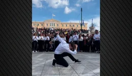 to-zeimpekiko-stin-platia-sintagmatos