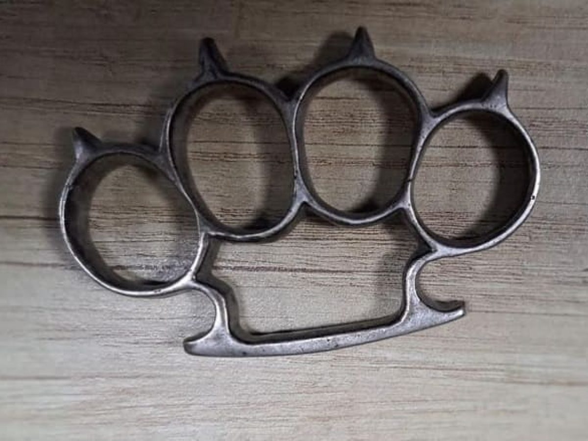 Τον συνέλαβαν στη Λάρισα – Είχε πάνω του σιδερογροθιά