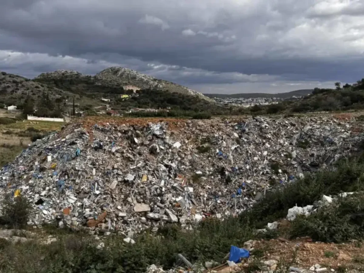 Τους έπιασαν στα πράσα να αδειάζουν μπάζα σε παράνομη χωματερή στη Σαλαμίνα – Χειροπέδες σε 4 άτομα