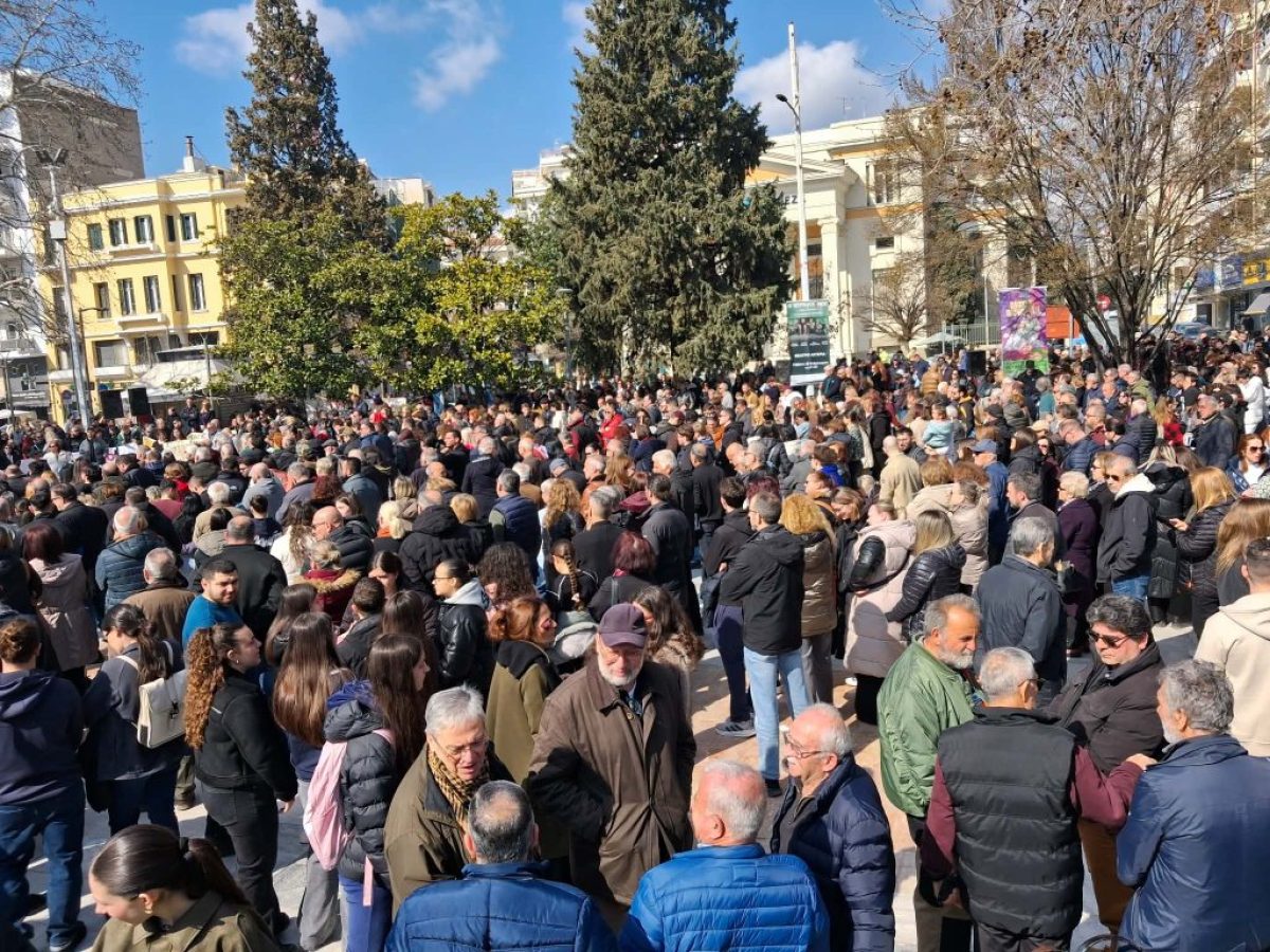 Τραγωδία Τεμπών: «Δεν ξεχνάμε, δεν συγχωρούμε» φώναξαν οι Σερραίοι στην πλατεία Ελευθερίας