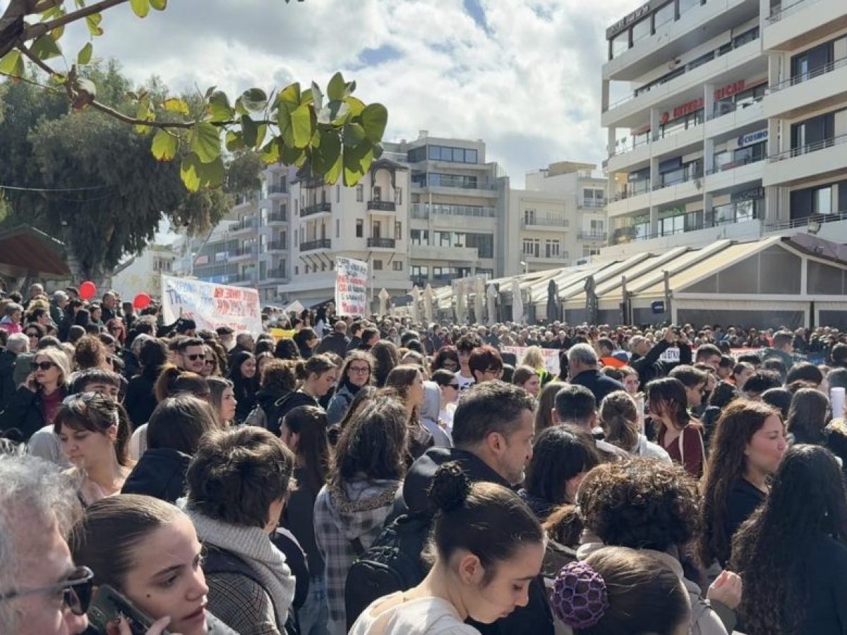 Τραγωδία Τεμπών: Επεισόδια στο Ηράκλειο της Κρήτης – «Δικαίωση για τους 57 νεκρούς» ζήτησαν οι διαδηλωτές