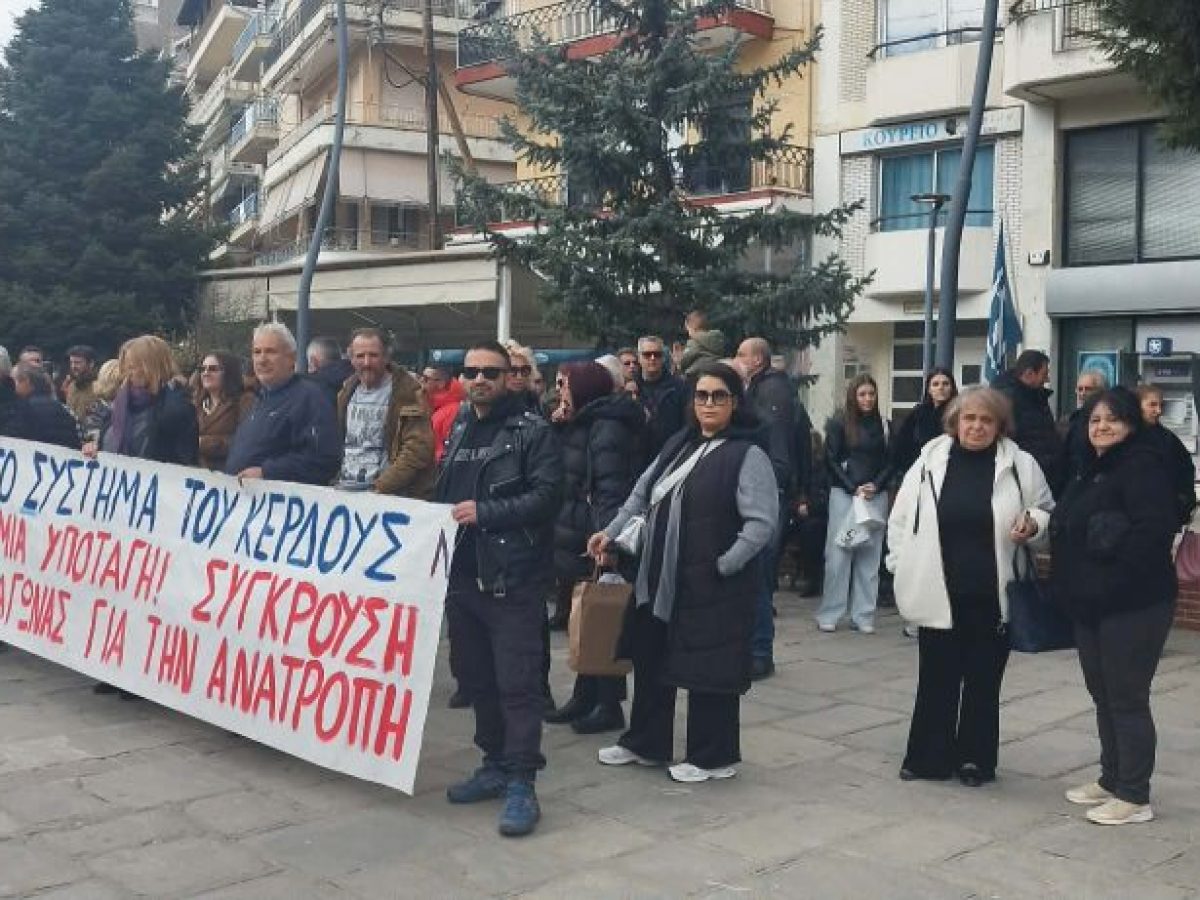 Τραγωδία Τεμπών: Πενήντα επτά κεράκια στην πλατεία των Γρεβενών
