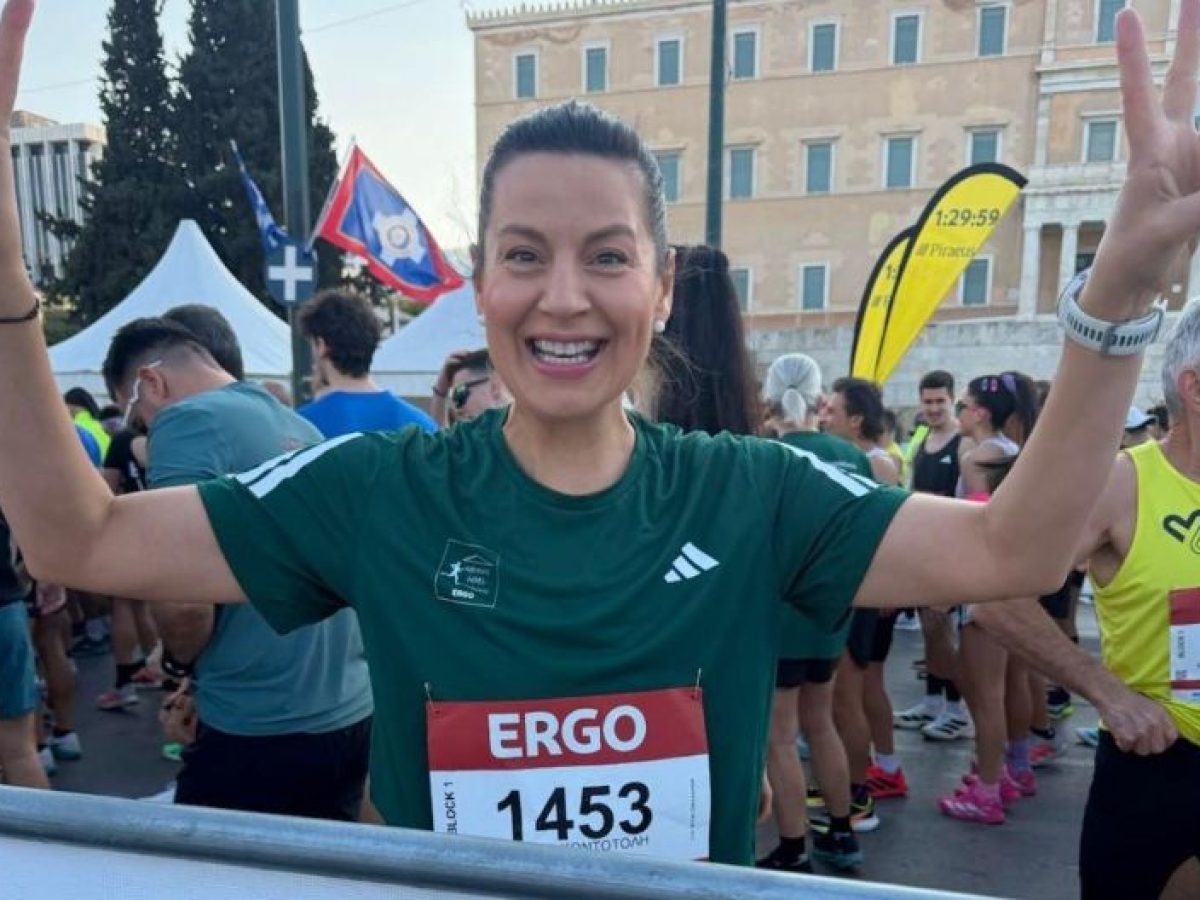 Τρέχοντας στον ημιμαραθώνιο της Αθήνας γιόρτασε τη μέρα της γυναίκας η Μαρίνα Κοντοτόλη