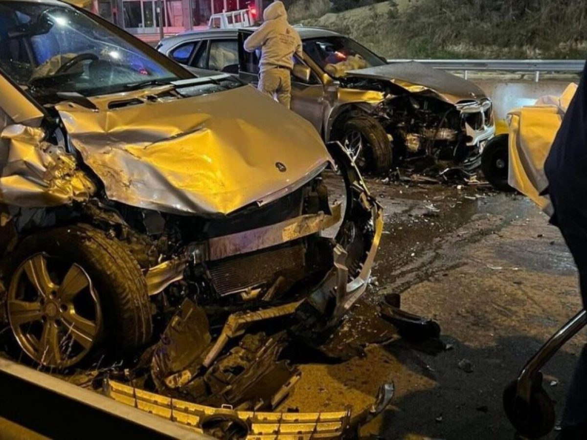 Τρελή πορεία αυτοκινήτου στο κέντρο: Προσέκρουσε σε άλλο όχημα και άρπαξε φωτιά – Δείτε εικόνες