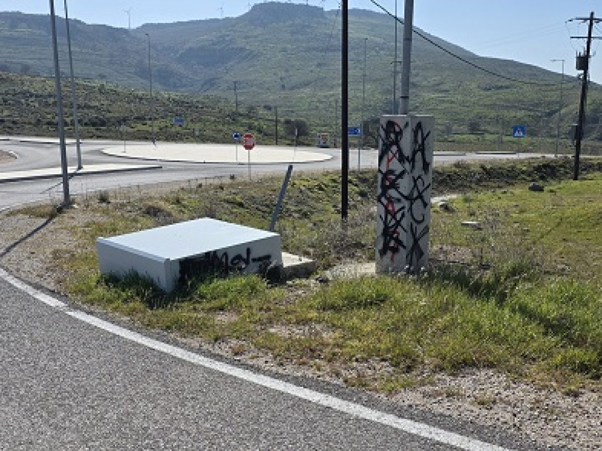 ΤΡΕΞΤΕ:Έπεσε κάτω το κουτί του φωτισμού στον κόμβο Ερεσού-Σιγρίου.ΦΩΤΟ