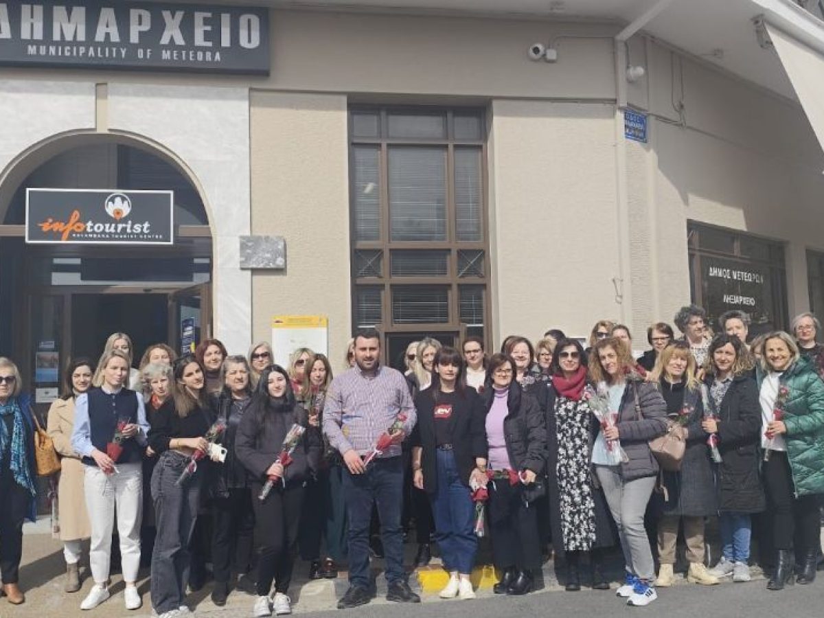 Τριαντάφυλλα και άδεια: ο Αβραμόπουλος τιμά τις γυναίκες του Δήμου Μετεώρων