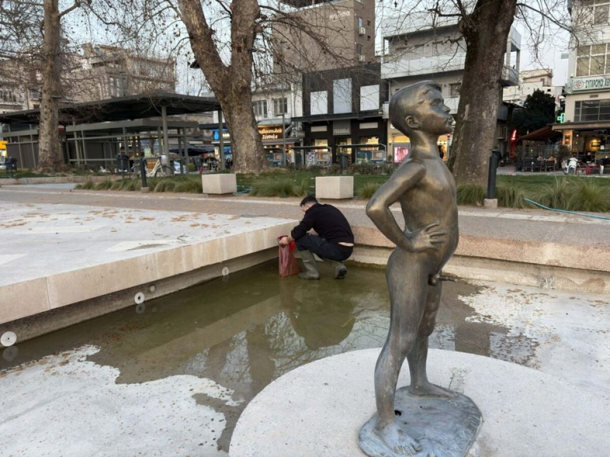 Τρίκαλα: Καθημερινός καθαρισμός στα συντριβάνια της νέας Κεντρικής Πλατείας
