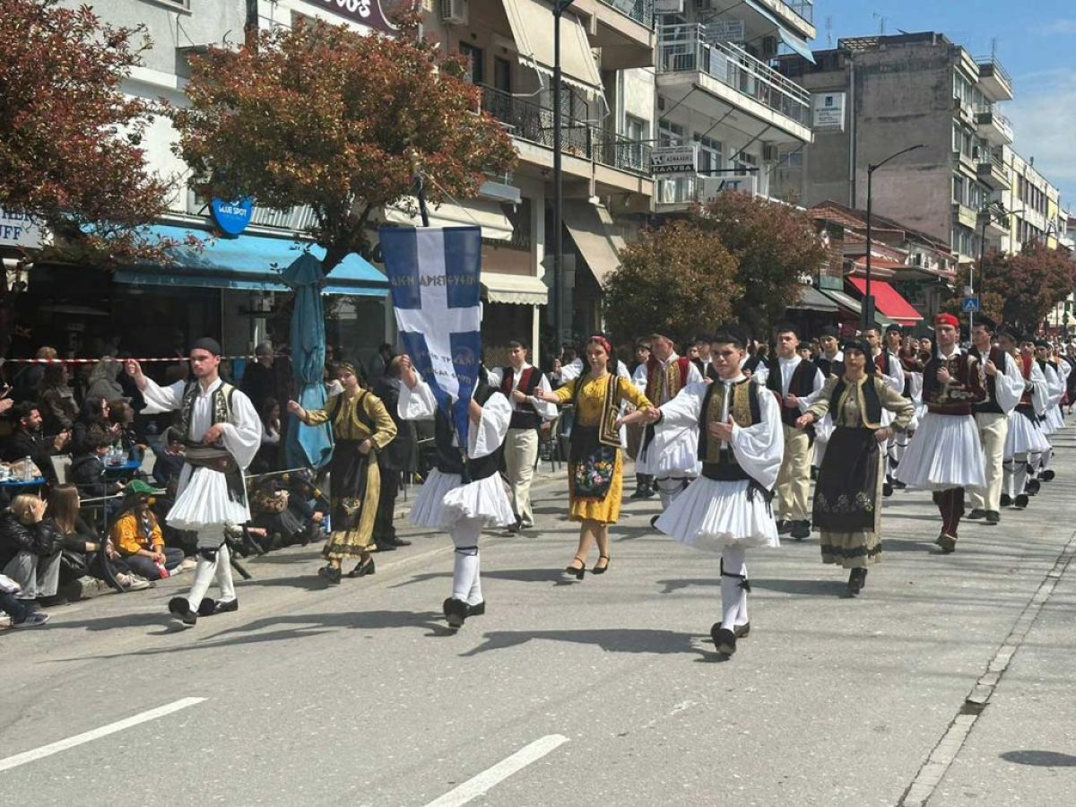 Τρίκαλα: Μαθητική παρέλαση με ρυθμό και περηφάνια