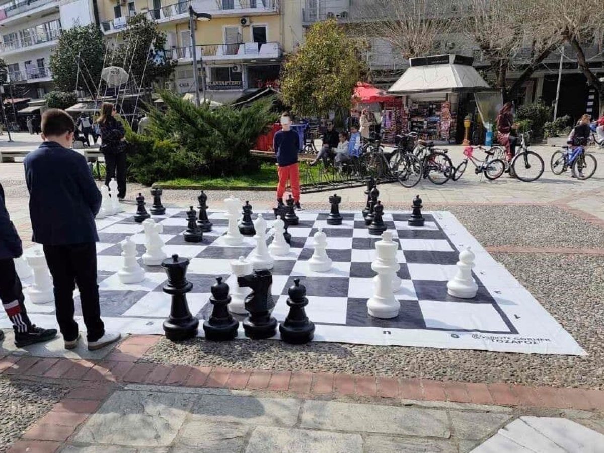 Τρίκαλα: Σκάκι στην πλατεία Ρήγα Φεραίου για την Παγκόσμια Ημέρα της Γυναίκας