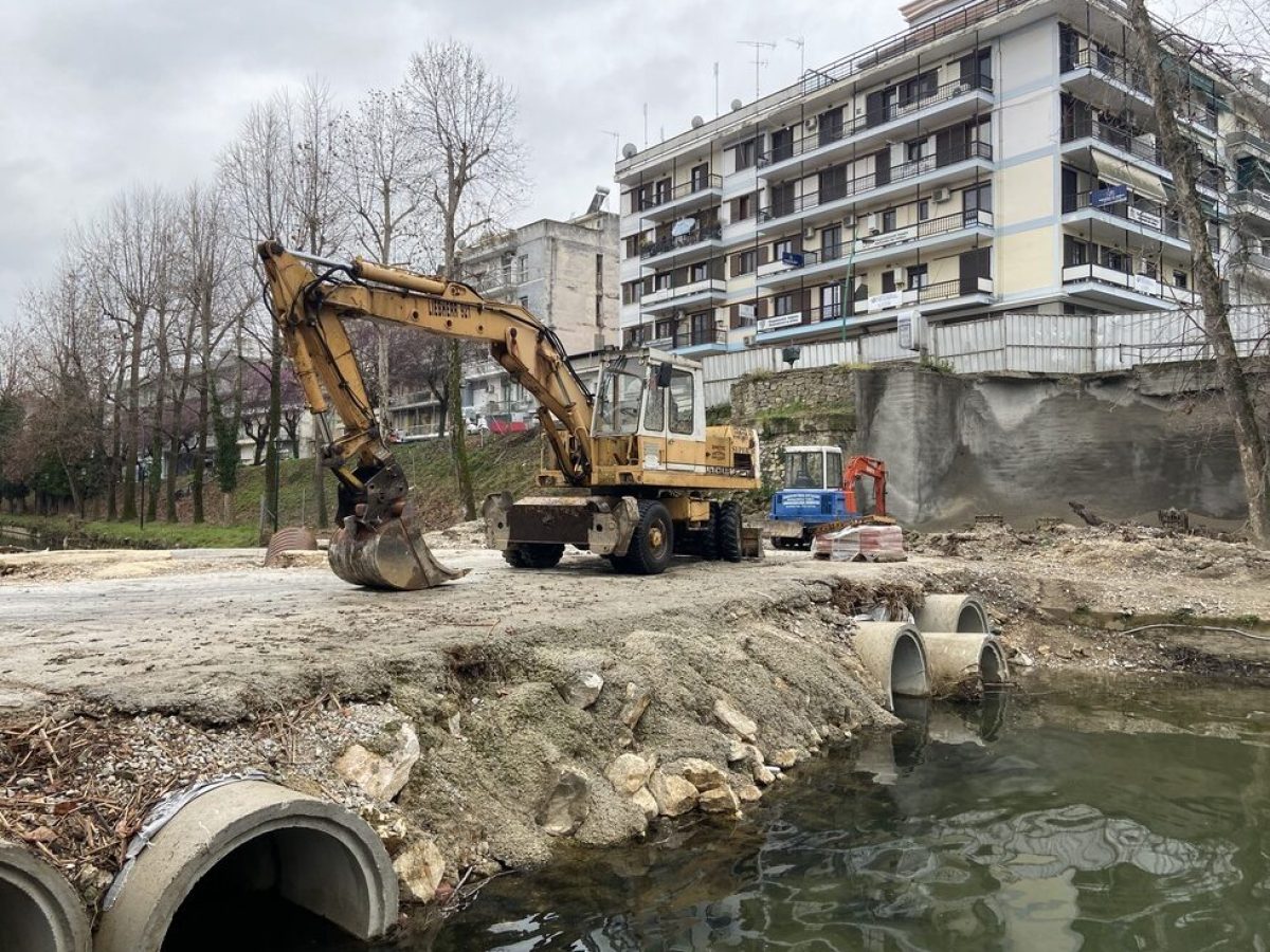Τρίκαλα – Ξεκίνησαν οι εργασίες ανακατασκευής στις δύο πεζογέφυρες