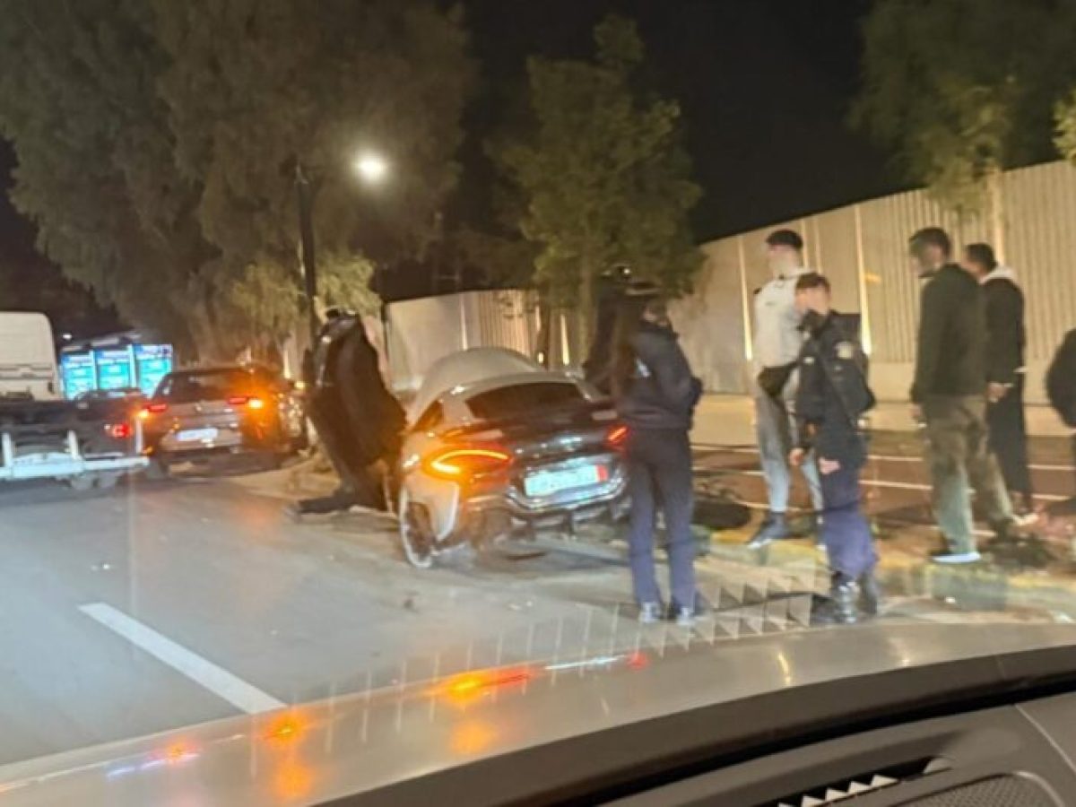 Τροχαίο ατύχημα με McLaren 600LT στη Γλυφάδα – “Καρφώθηκε” σε κολώνα στον νέο ποδηλατόδρομο