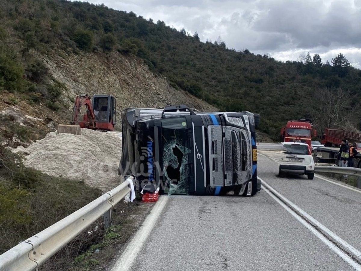 Τροχαίο ατύχημα στην Ε.Ο. Καλαμπάκας – Παναγίας: Νταλίκα ντελαπάρισε στο ύψος της Ορθοβουνίου