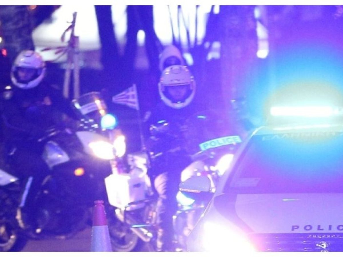&Tau;&rho;ό&mu;&omicron;&sigmaf; &sigma;&tau;&omicron;&nu; Ά&lambda;&iota;&mu;&omicron;: &Mu;&alpha;&upsilon;&rho;&omicron;&nu;&tau;&upsilon;&mu;έ&nu;&omicron;&sigmaf; ά&nu;&delta;&rho;&alpha;&sigmaf; &kappa;&upsilon;&nu;ή&gamma;&eta;&sigma;&epsilon; &gamma;&upsilon;&nu;&alpha;ί&kappa;&alpha; &mu;&epsilon; &tau;&omicron; &alpha;&upsilon;&tau;&omicron;&kappa;ί&nu;&eta;&tau;&omicron; &sigma;&tau;&eta;&nu; &pi;&alpha;&rho;&alpha;&lambda;&iota;&alpha;&kappa;ή